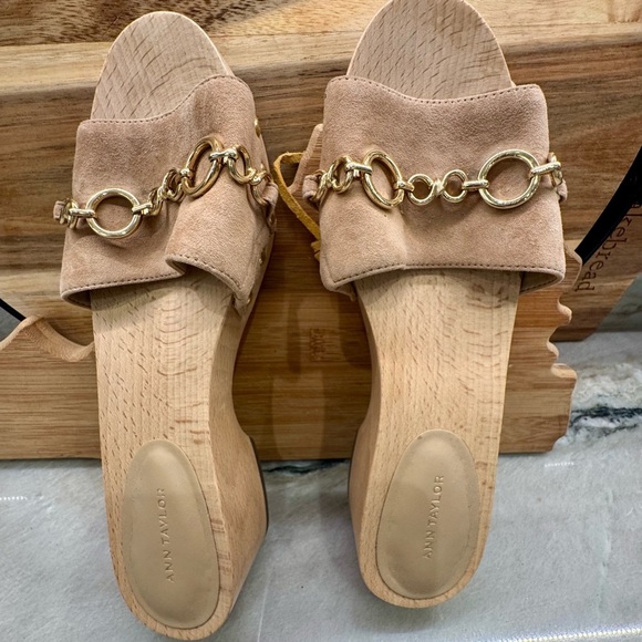 Ann Taylor Clogs - Tan Suede with Chain Accent-7M - Picture 6 of 14